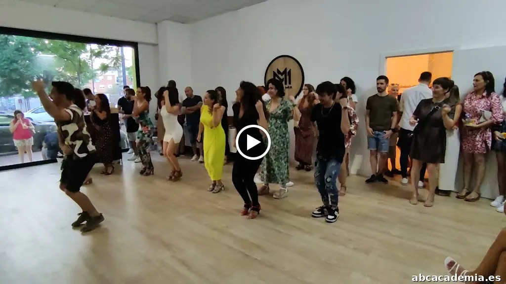 On the Floor* Studio, Estudio de Danza y Movimiento Físico.