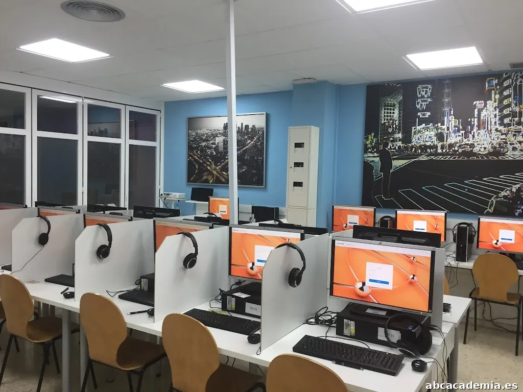 THE ENGLISH HOUSE. Sede Oficial de Exámenes Cambridge y Primer Centro Premium de El Ejido.