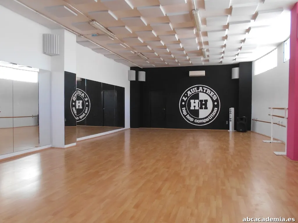 l'Aulatres, Estudi de Dansa i Arts Escèniques