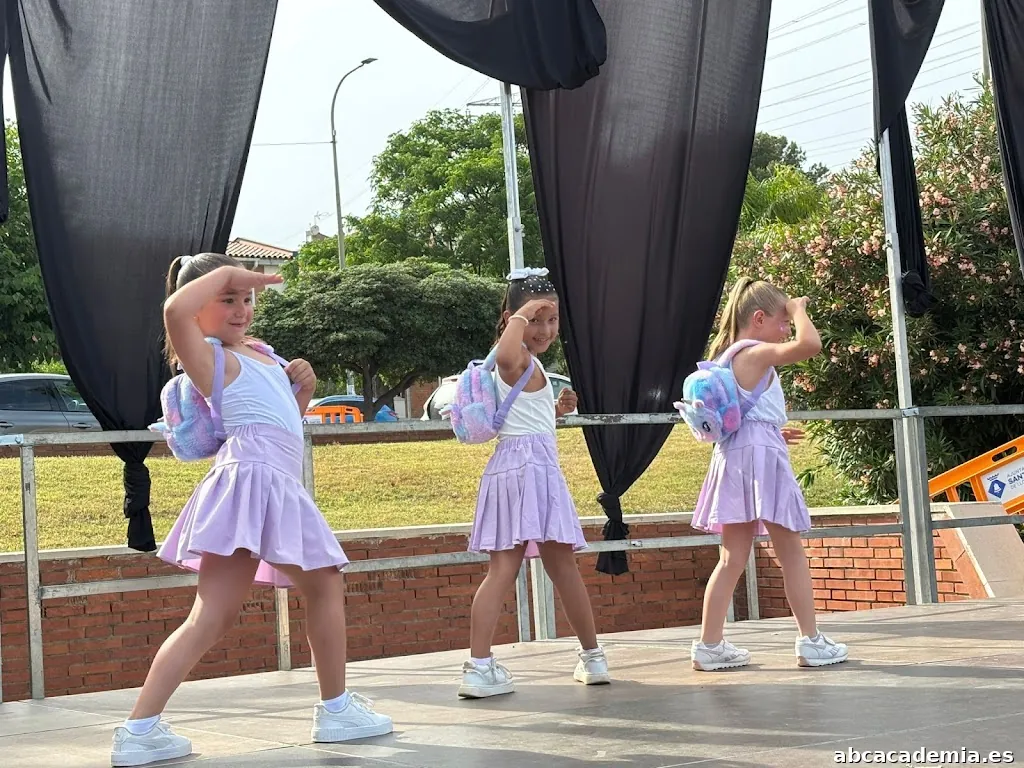 DANCE ESTUDI MONTSE IZQUIERDO