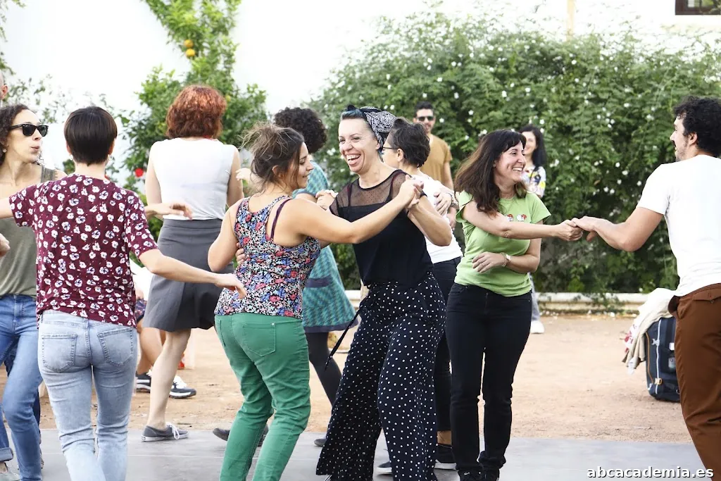 Lindy Lovers Swing Córdoba (escuela de bailes swing, lindy hop, solo jazz)