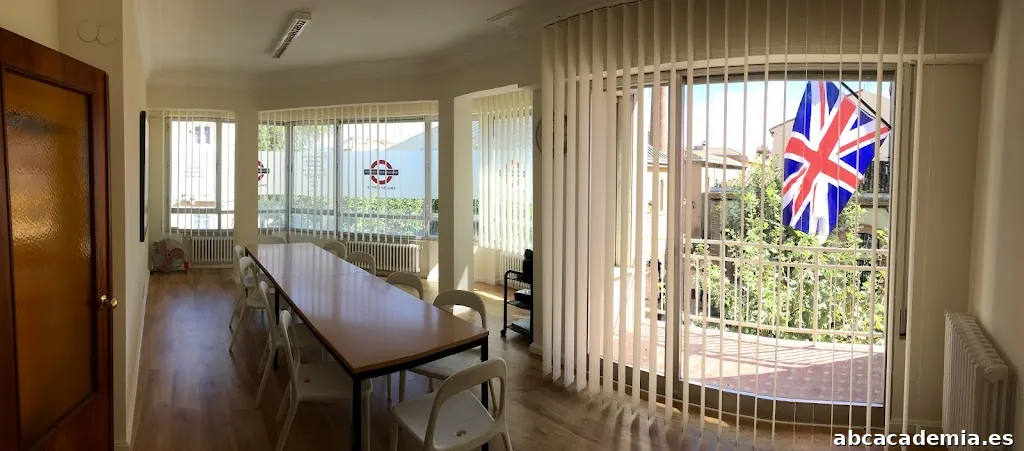 Speakers Corner English Centre SL