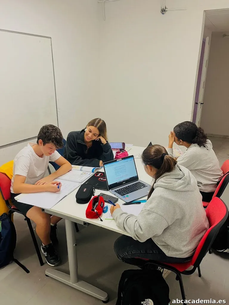 Acadèmia Ègara, Centre de reforç escolar i anglès