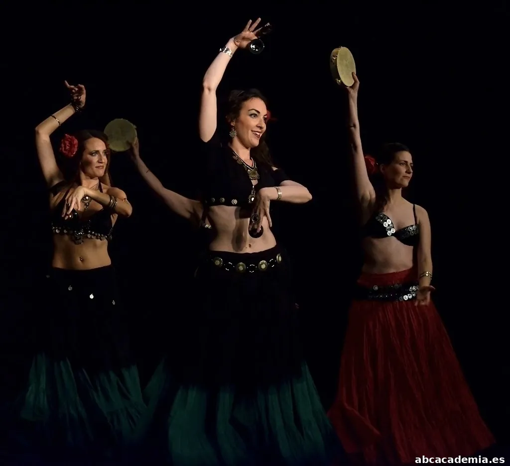 Sylvatika Tribe✨Danza del vientre tribal✨Danza Tahitiana✨ Yoga✨ Hipopresivos✨