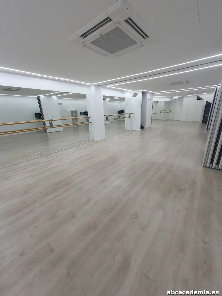 Escola i Sala de ball El Mirall