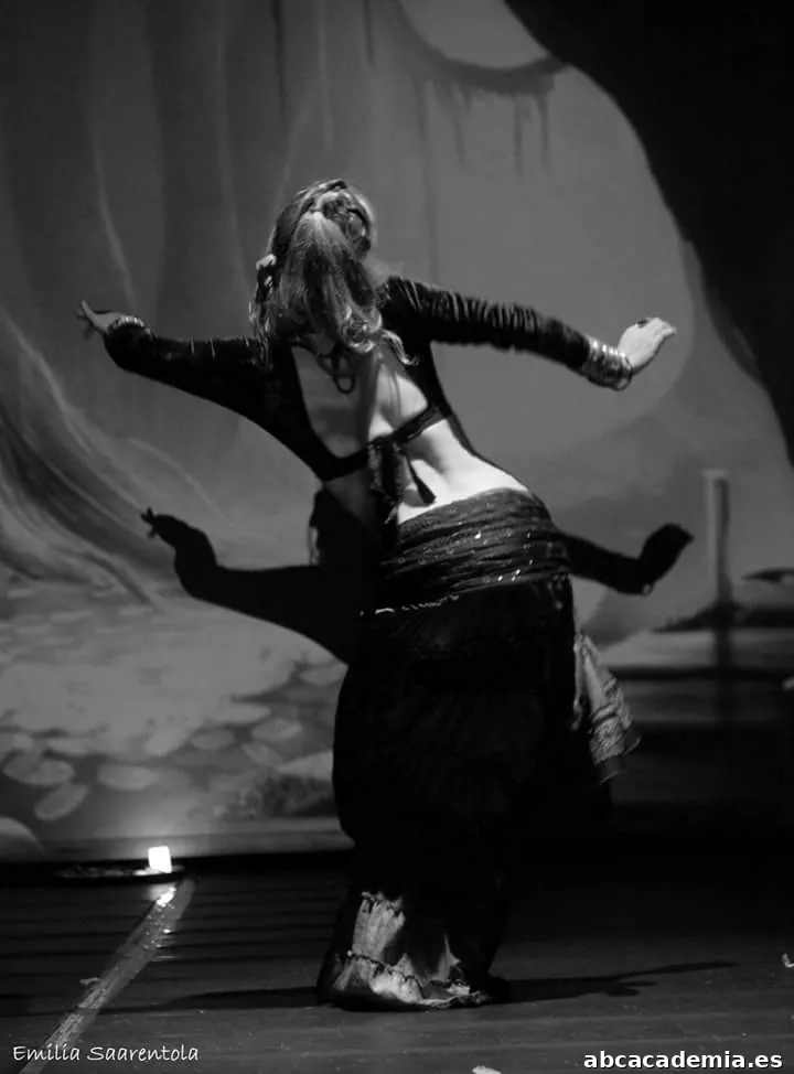 Escuela Irene Aivar: Danzas y viajes a Oriente