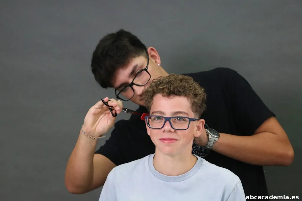 C&C ACADEMIA CASANOVA (LEÓN). Academia de Peluquería, Barbería y Estética.